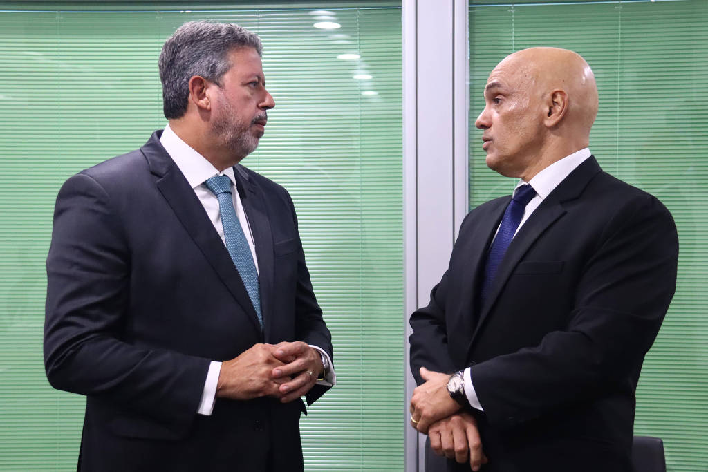 O presidente da Câmara, Arthur Lira (PP-AL), encontra-se com Alexandre de Moraes, ministro do STF e então presidente do TSE