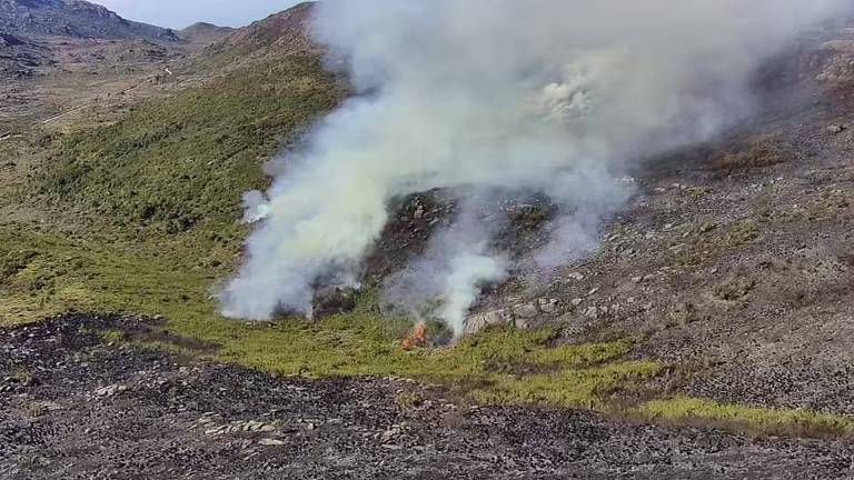 Fogo atinge a vegetação do Parque Nacional do Itatiaia, no Rio de Janeiro 