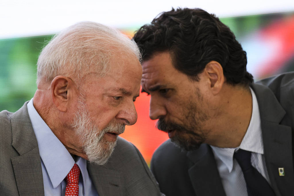 O presidente Lula com o ministro interino Laércio Portela, em agenda no Palácio do Planalto