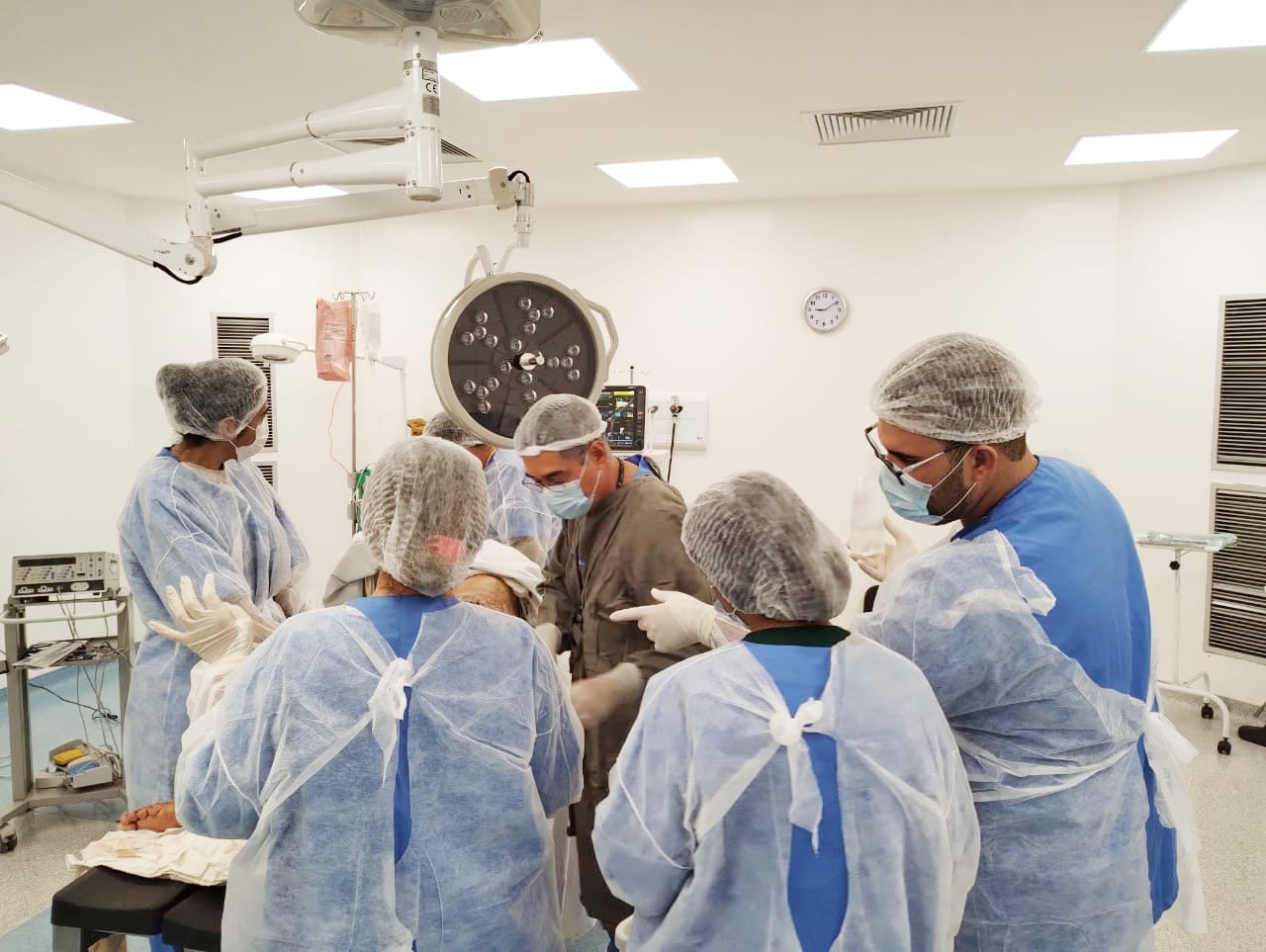 A cirurgia foi conduzida pelo cirurgião plástico Francisco Anibal