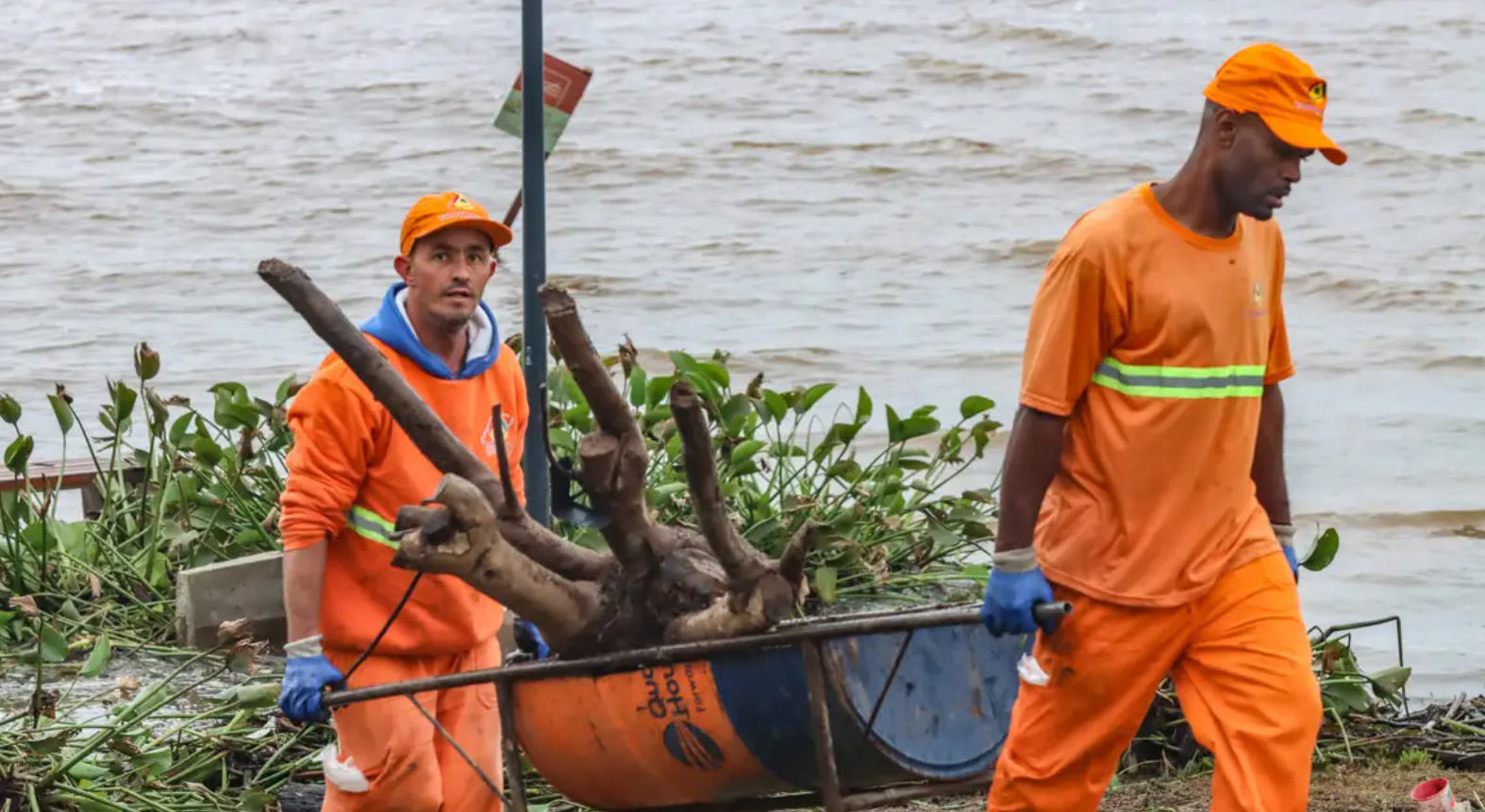 Com o recuo, muitas pessoas retornam a seus lares e comércios