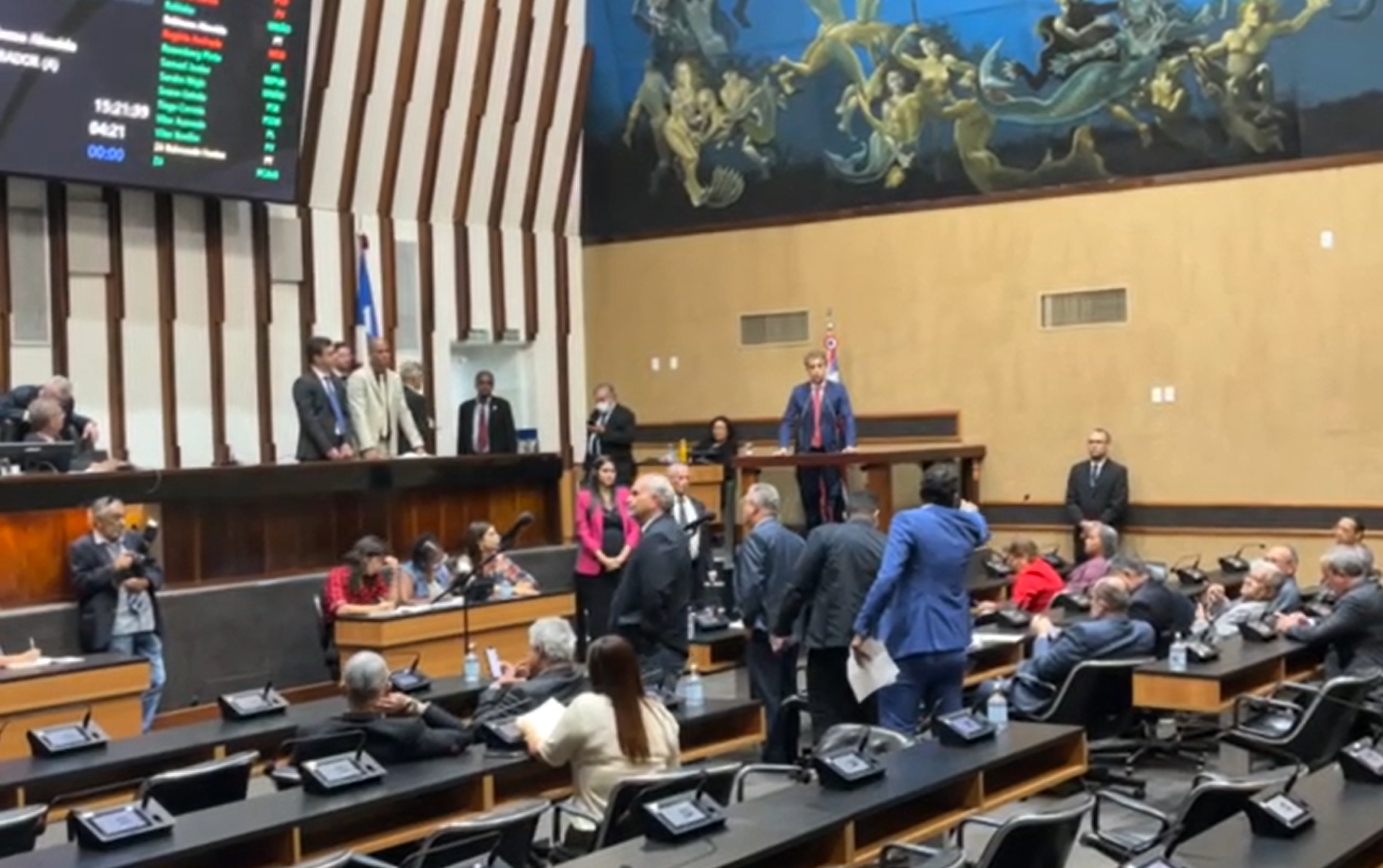 A sessão foi suspensa por 15 minutos para colocar fim ao embate