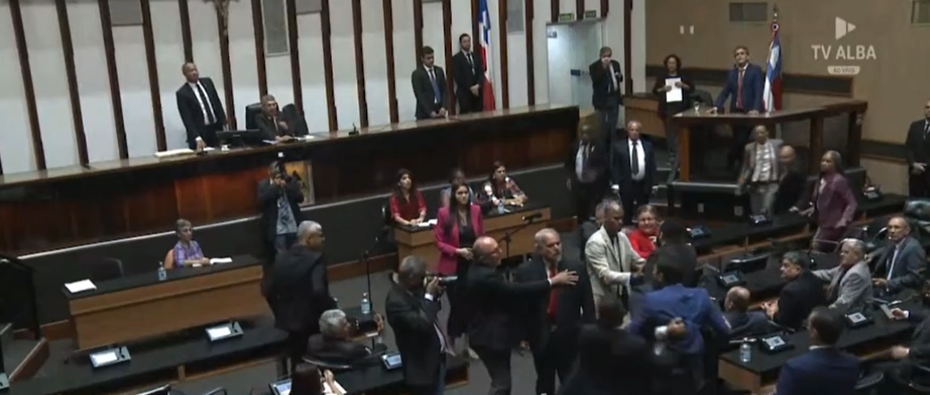 Nas imagens, é possível ver que ele leva dois empurrões do deputado estadual Marcelino Galo (PT)