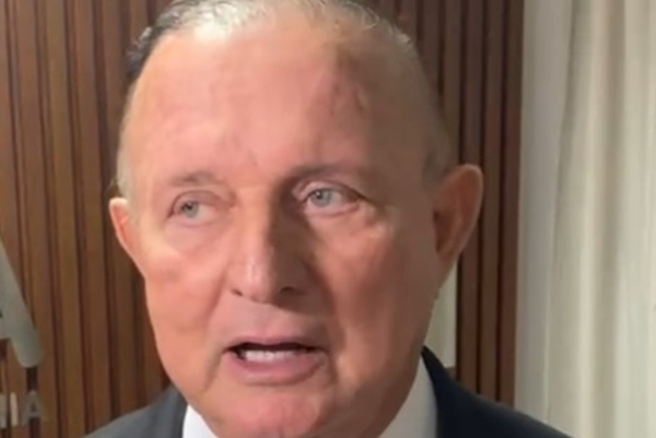 Adolfo Menezes concordou com alteração no regimento que obrigará vice a convocar eleições imediatamente no caso de vacância da presidência Adolfo Menezes concordou com alteração no regimento que obrigará vice a convocar eleições imediatamente no caso de vacância da presidência