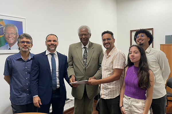 Integrantes do Observatório da Mobilidade Urbana de Salvador com os vereadores Edvaldo Brito e Augusto Vasconcelos Integrantes do Observatório da Mobilidade Urbana de Salvador com os vereadores Edvaldo Brito e Augusto Vasconcelos