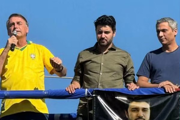 O ex-presidente Jair Bolsonaro (à esquerda), o ex-deputado estadual Fred Rodrigues (ao centro) e o deputado federal Gustavo Gayer (à direita)