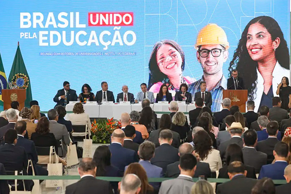 Brasileiros adultos com ensino superior completo chegam a 18,4%