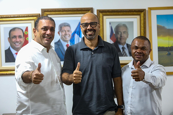O prefeito de Ilhéus, Mario Alexandre, o secretário do Interior, Vagner Lavigne, e o presidente do Podemos em Ilhéus, Dalmê Ramos