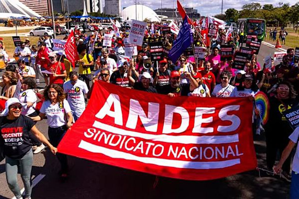 Professores, representados pelo Andes (Sindicato Nacional dos Docentes das Instituições de Ensino Superior) resolveram seguir com a paralisação