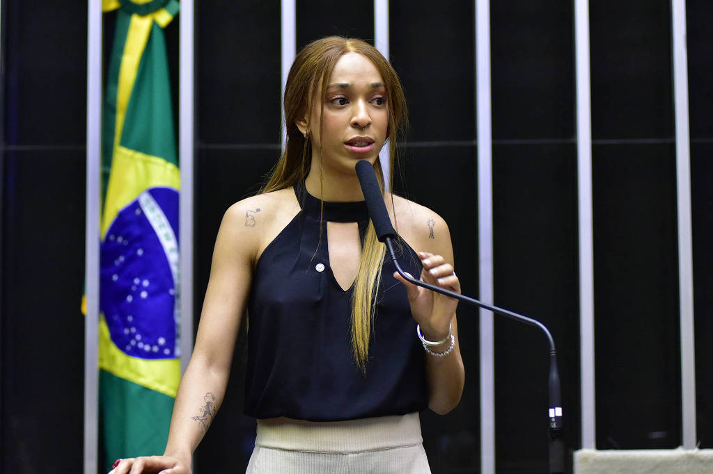 Deputada federal Erika Hilton (Psol-SP) discursa durante sessão do Congresso Nacional, em julho de 2023