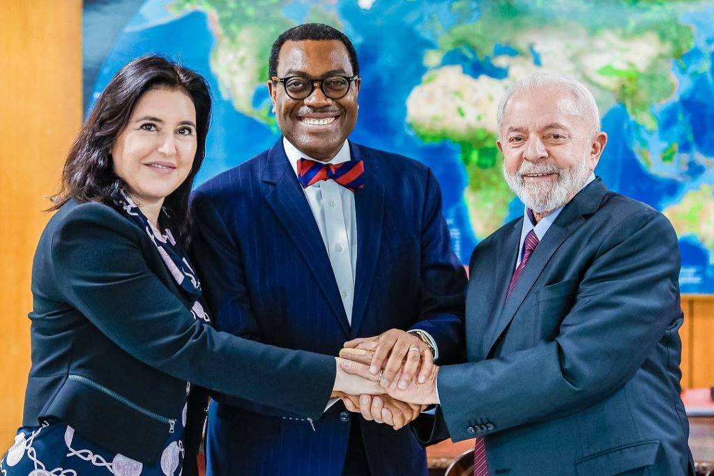 Ministra Simone Tebet (Planejamento e Orçamento), presidente Lula (PT) e presidente do Banco Africano de Desenvolvimento, Akinwumi Adesina, durante reunião no Palácio do Planalto 