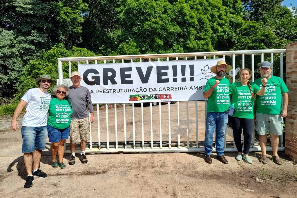 Servidores ambientais da Paraína penduram cartaz na sede local do Ibama