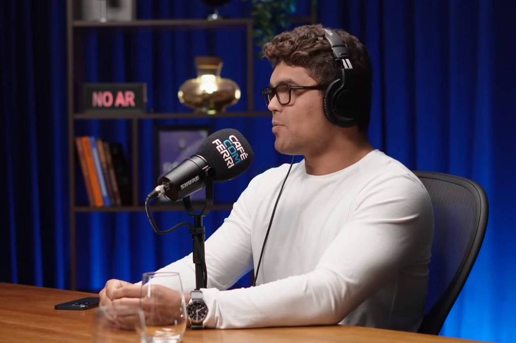 Empresário Thallis Gomes durante gravação de podcast Empresário Thallis Gomes durante gravação de podcast