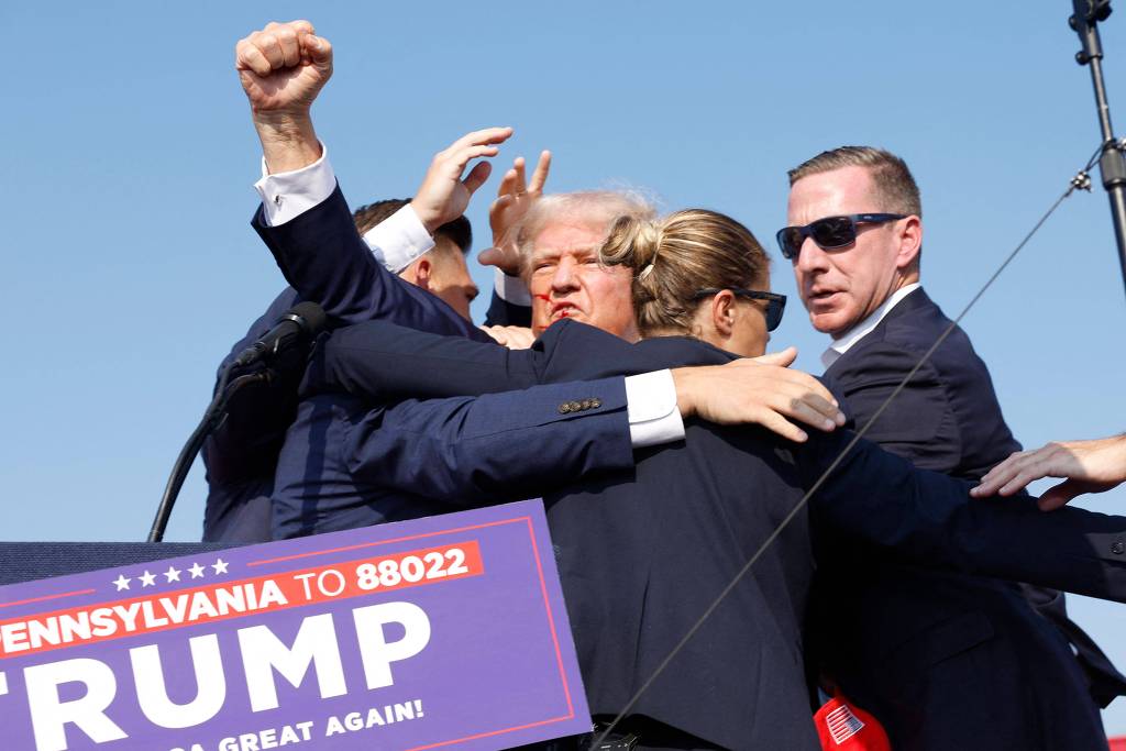 Donald Trump caiu do palco em comício Donald Trump caiu do palco em comício