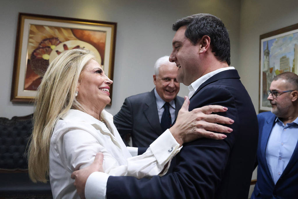 Cida Borghetti (PP) e o governador Ratinho Junior (PSD), em fevereiro de 2024, durante solenidade de entrega do título de cidadã honorária do Paraná à ex-deputada federal e ex-governadora