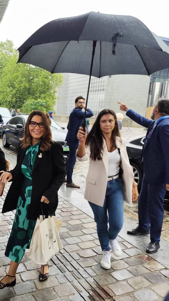 Janja viaja a Paris com equipe de comunicação que filma e divulga vídeos de todos os seus passos