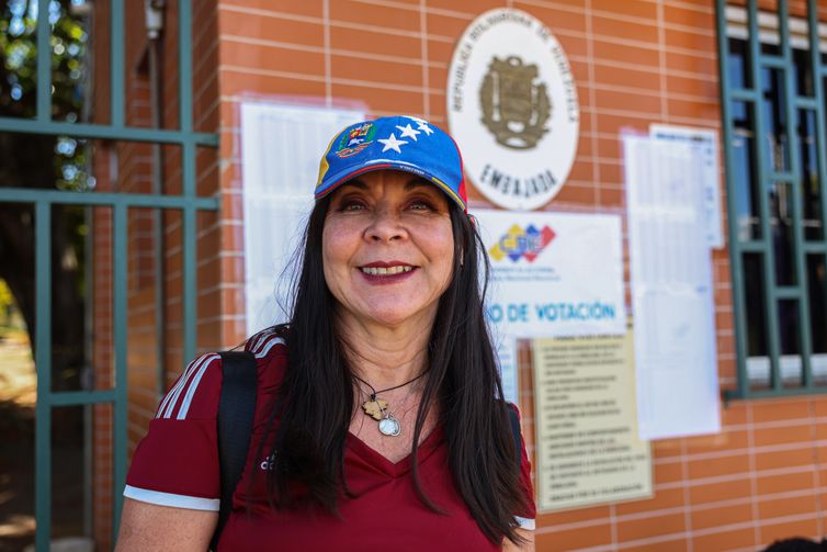 Sônia Mejía na entrada da embaixada da Venezuela durante votação para presidente