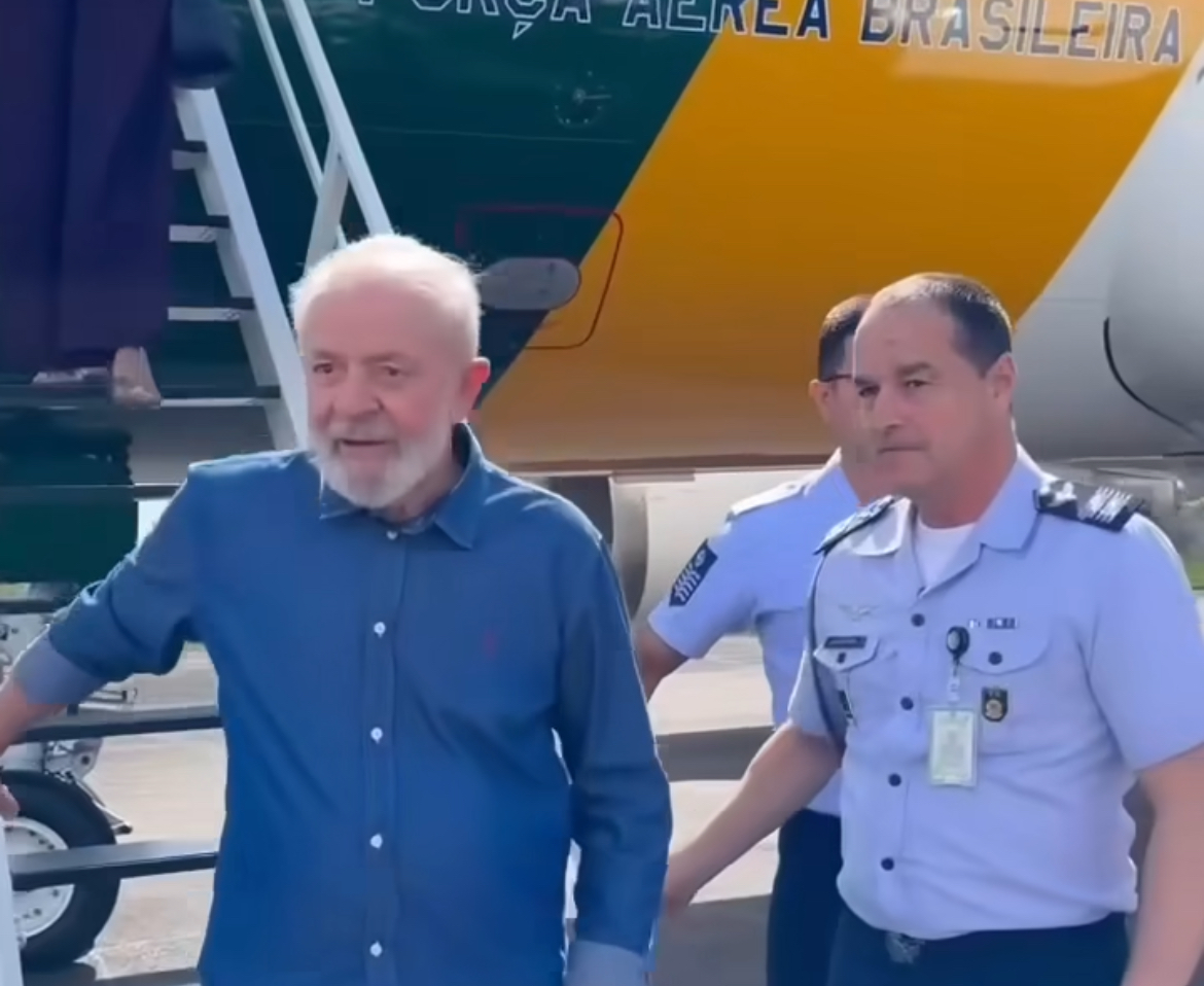 O presidente Lula desembarca em Feira de Santana O presidente Lula desembarca em Feira de Santana