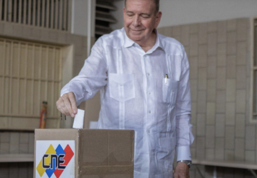 O candidato à Presidência venezuelano Edmundo González depositando seu voto na urna neste domingo...  Leia mais no texto original: (https://www.poder360.com.br/poder-internacional/eleicoes-poder-internacional/confiamos-que-forcas-armadas-respeitarao-decisao-diz-gonzalez-apos-votar/) © 2024 Todos os direitos são reservados ao Poder360, conforme a Lei nº 9.610/98. A publicação, redistribuição, transmissão e reescrita sem autorização prévia são proibidas.