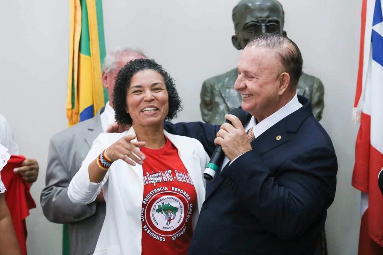 Presidente da ALBA deu posse a Lucinha do MST, que assumiu a cadeira de Maria del Carmen