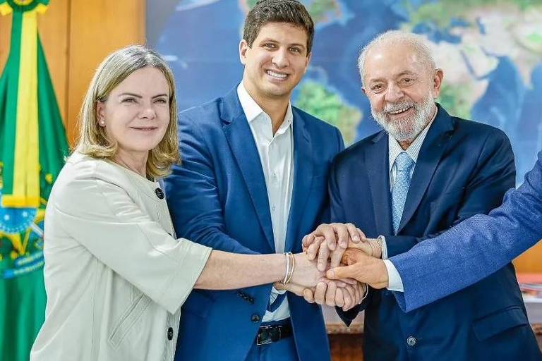 Prefeito João Campos (centro) entre a presidente do PT, Gleisi Hoffmann, e o presidente Lula durante encontro no Palácio do Planalto, em Brasília