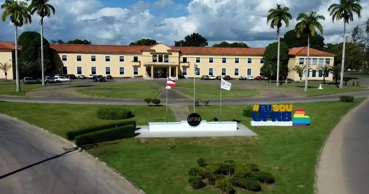 Professora havia sido demitida por suposto abandono de cargo