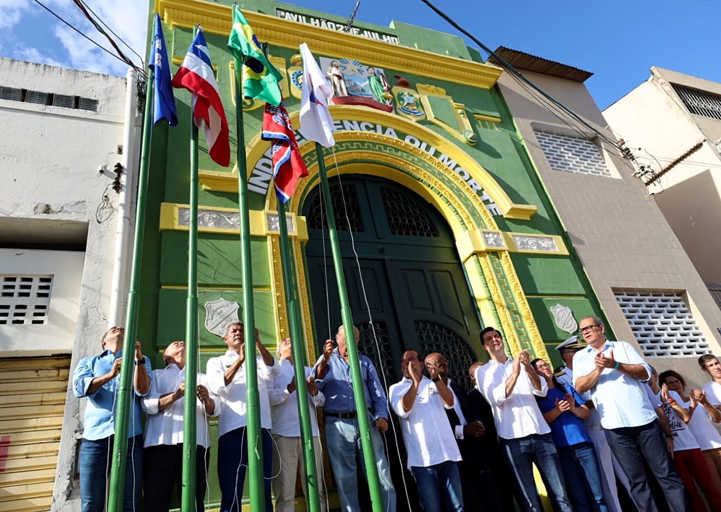 Jerônimo participa do desfile que celebra história de luta e resistência do povo baiano Jerônimo participa do desfile que celebra história de luta e resistência do povo baiano