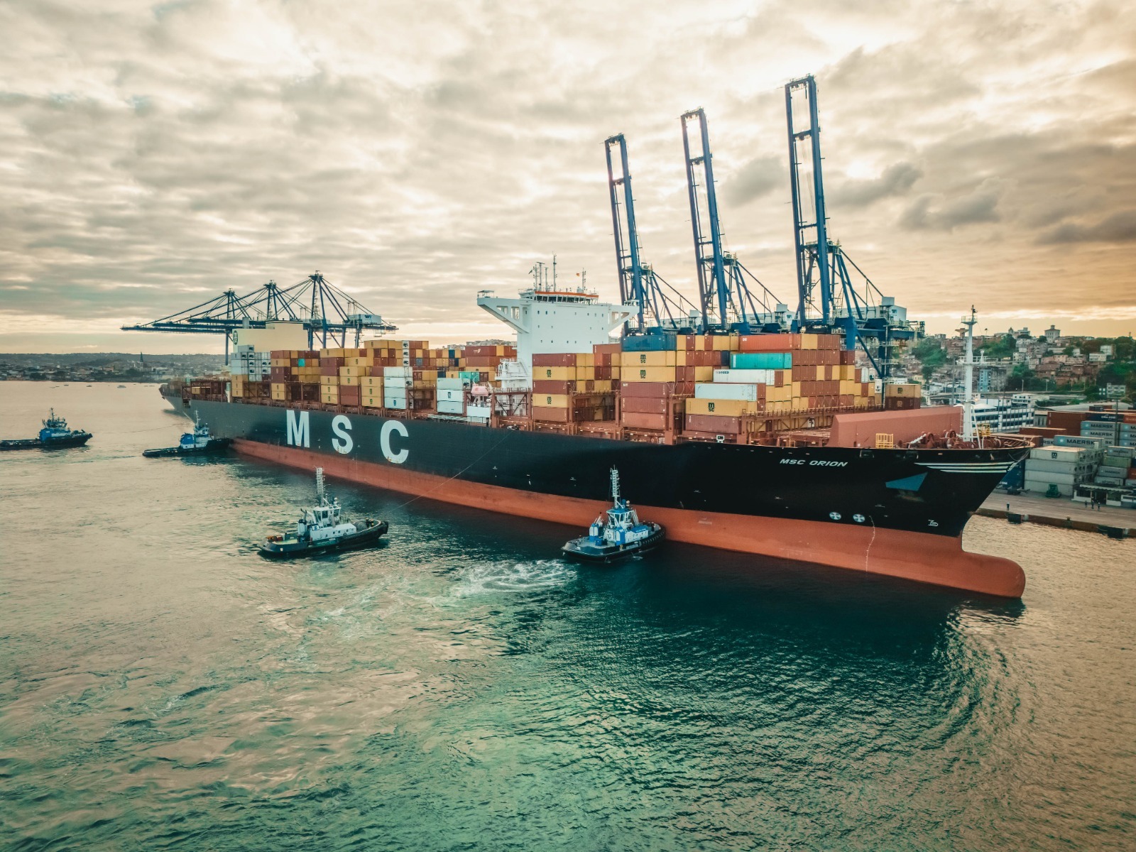 A embarcação tem capacidade para transportar 15 mil contêineres A embarcação tem capacidade para transportar 15 mil contêineres