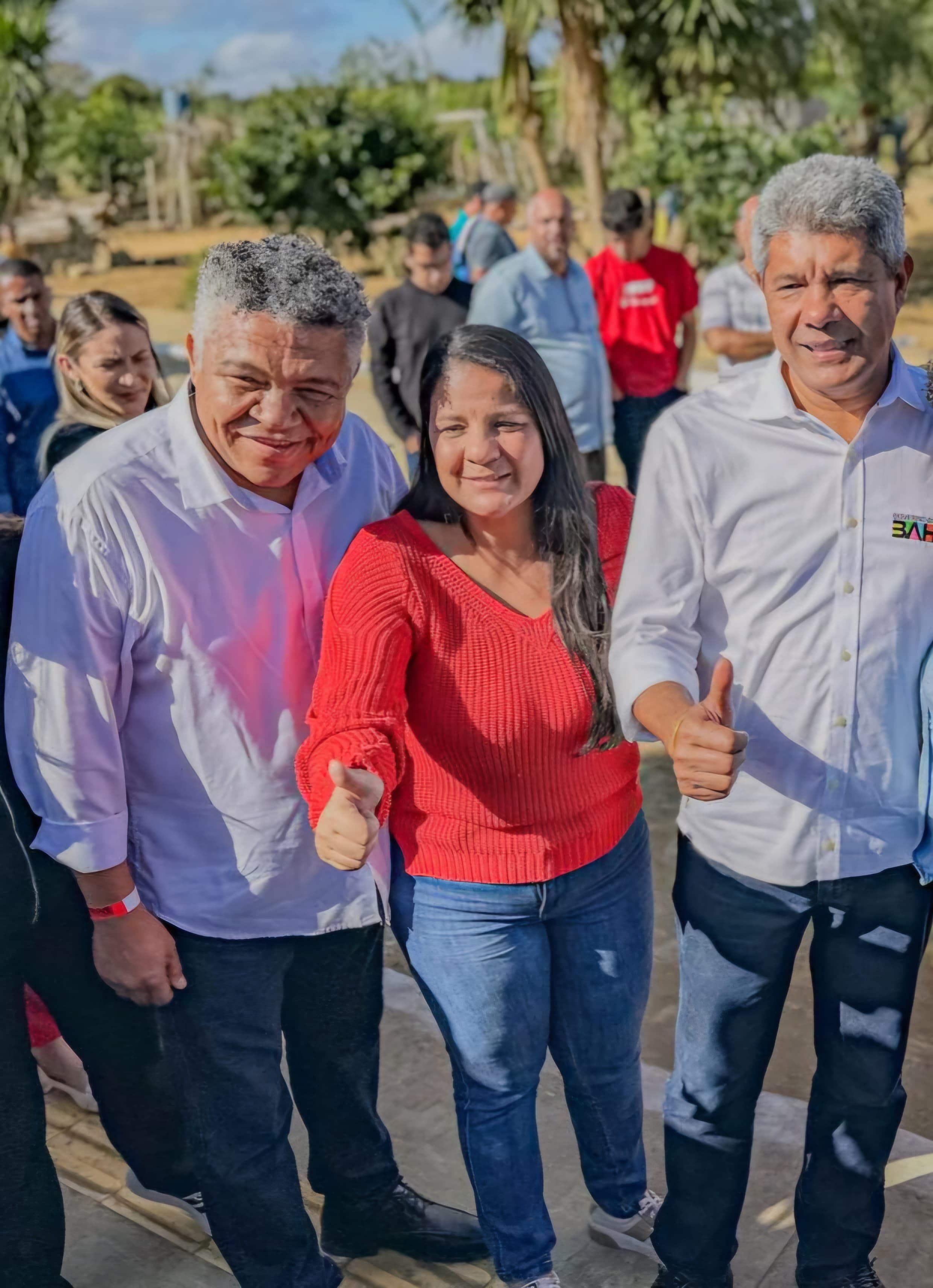 O deputado federal Valmir Assunção (PT), a secretária Rowenna Brito e o governador Jeronimo Rodrigues 