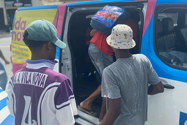 Abordagem social da Sempre no bairro de Itapuã