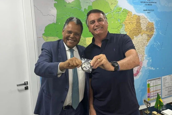 Antonio Brito ganha medalha de "imbrochável" em encontro com Bolsonaro