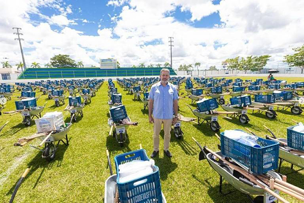 Arthur Lira entrega kits agrícolas comprados pela estatal Codevasf em Campo Alegre, no interior alagoano, com verba de emendas parlamentares