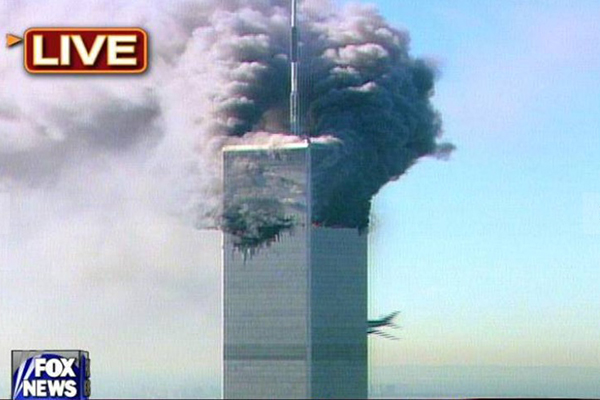 Imagem da transmissão da Fox News da colisão de um dos aviões contra uma das torres do World Trade Center