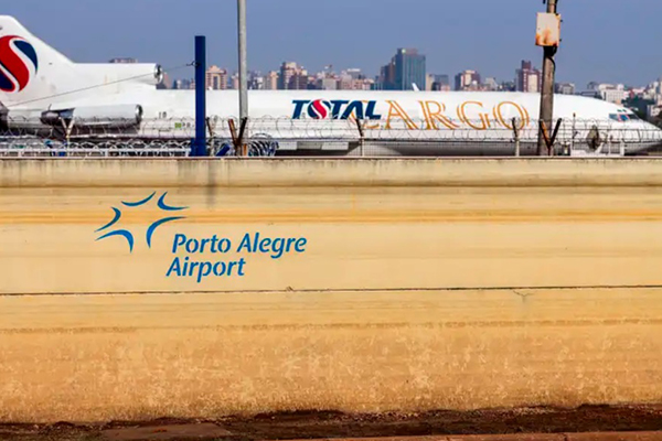 Avião no pátio do aeroporto internacional Salgado Filho, em Porto Alegre
