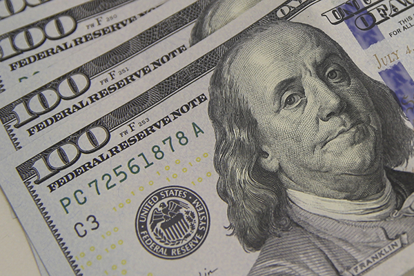 Após renovar o menor patamar desde 19 de setembro na véspera, dólar encerrou a sessão desta terça-feira (1º) com uma alta de 0,48%, a R$ 5,460 Após renovar o menor patamar desde 19 de setembro na véspera, dólar encerrou a sessão desta terça-feira (1º) com uma alta de 0,48%, a R$ 5,460