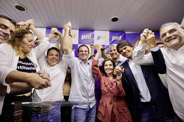 Paes e aliados posam de mãos dadas para foto em convenção do PSD que confirmou candidatura do prefeito, no sábado (20)