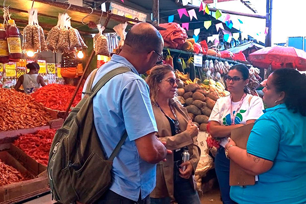 Equipe da Embasa na Feira de São Joaquim, em Salvador, em ação de atendimento itinerante