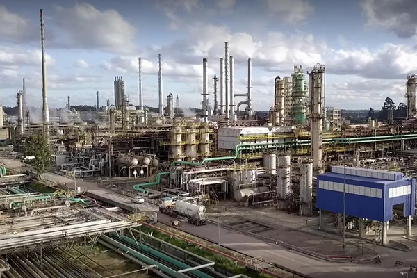 A Fitch avalia que as métricas de crédito Standalone" (risco intrínseco) da Petrobras são compatíveis com grau de investimento A Fitch avalia que as métricas de crédito Standalone" (risco intrínseco) da Petrobras são compatíveis com grau de investimento