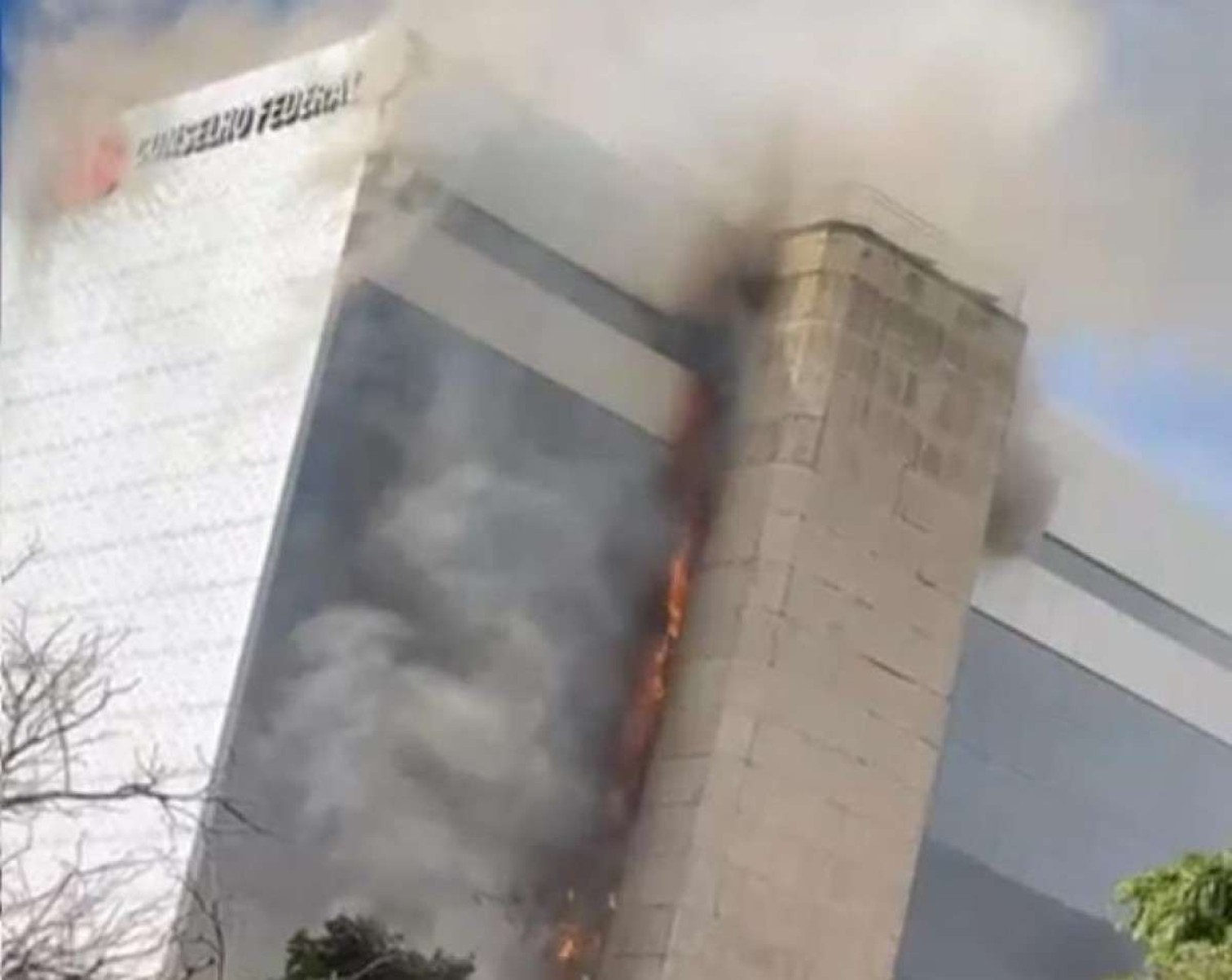 Incêndio atingiu prédio da OAB na manhã deste sábado, em Brasília Incêndio atingiu prédio da OAB na manhã deste sábado, em Brasília