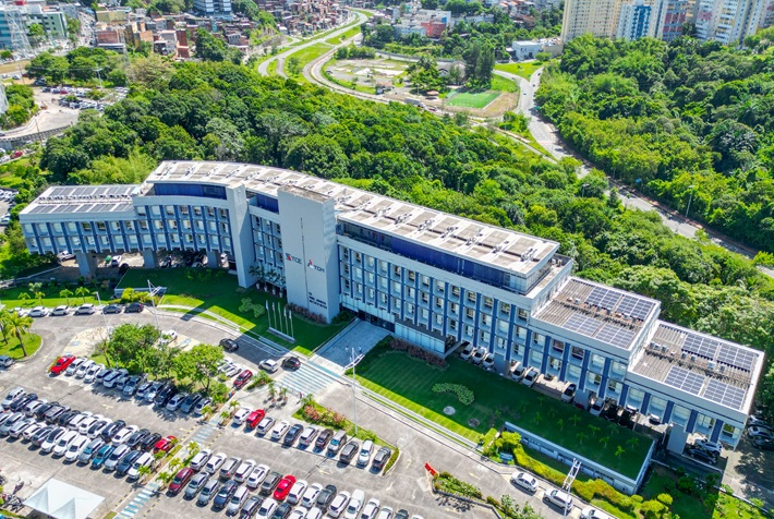 A Coelba concluiu na última quarta-feira (03), a instalação da primeira etapa de uma usina fotovoltaica no edifício-sede dos Tribunais de Contas