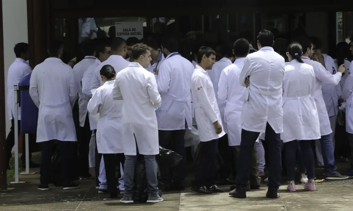 Exame serve para profissionais formados no exterior atuarem no Brasil