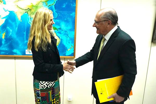 O vice-presidente Geraldo Alckmin e a embaixadora da União Europeia no Brasil, Marian Schuegraf O vice-presidente Geraldo Alckmin e a embaixadora da União Europeia no Brasil, Marian Schuegraf