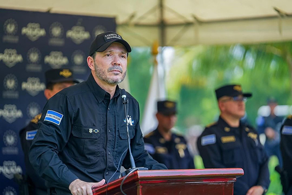 O ministro da Justiça e Segurança de El Salvador, Gustavo Villatoro