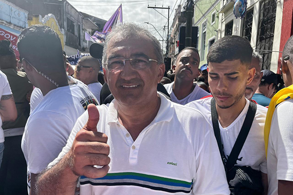 O ex-prefeito de Juazeiro Isaac Carvalho (PT) em foto no 2 de Julho em Salvador