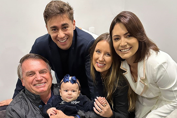 O ex-presidente posou para uma foto com a filha do deputado federal Nikolas Ferreira (PL-MG) no colo O ex-presidente posou para uma foto com a filha do deputado federal Nikolas Ferreira (PL-MG) no colo