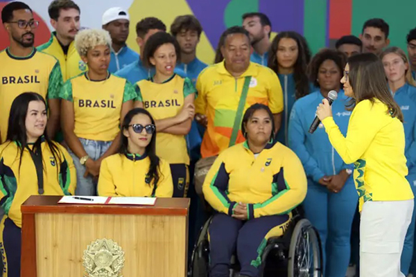 A primeira-dama Janja Lula da Silva participou de encontro com atletas paralímpicos e olímpicos brasileiros, no Palácio do Planalto