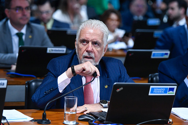 O senador Jaques Wagner O senador Jaques Wagner