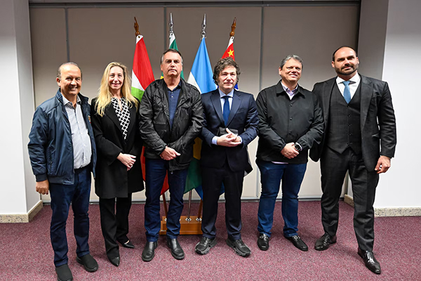 O ex-presidente Jair Bolsonaro em encontro com Javier Milei, o governador de São Paulo, Tarcísio de Freitas, o governador de Santa Catarina, Jorginho Melo