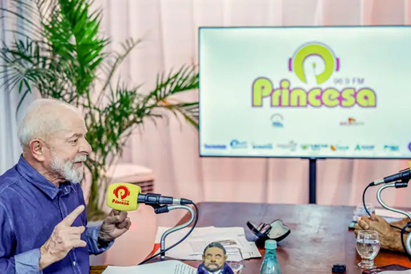 O presidente Lula (PT) em entrevista à rádio Princesa, de Feira de Santana, nesta segunda-feira (1º)