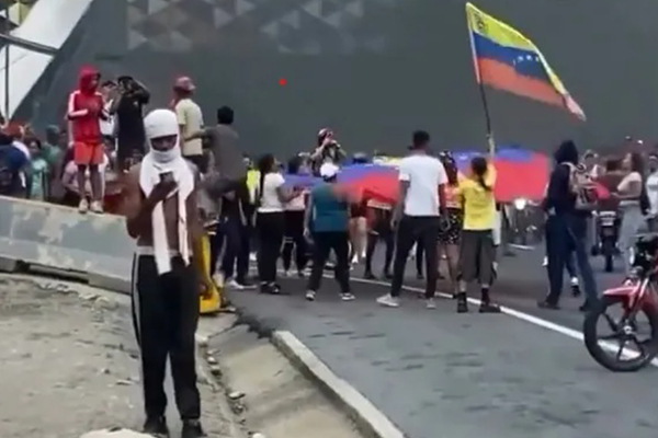 Centenas de pessoas protestam em bairros populares de Caracas contra a contestada reeleição do ditador venezuelano, Nicolás Maduro